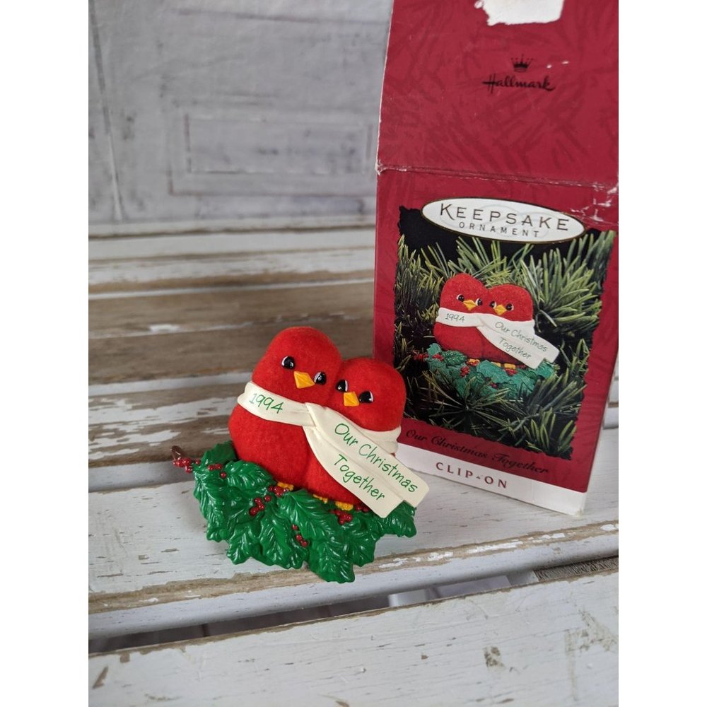 Hallmark our Christmas together cardinal clip-on o‎